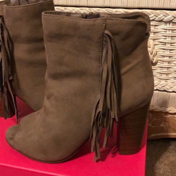 Breckelle’s tan faux suede open toe high heel western fringe booties - Picture 2 of 10
